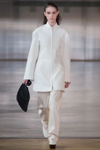 Look 18